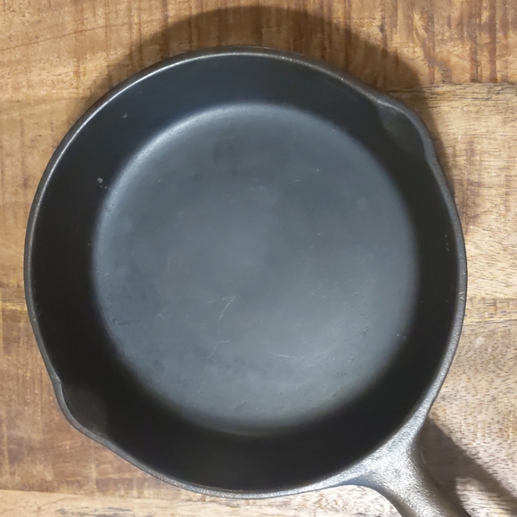 Vintage Unmarked Lodge Cast Iron Skillet, #3 - Picture 2 of 15